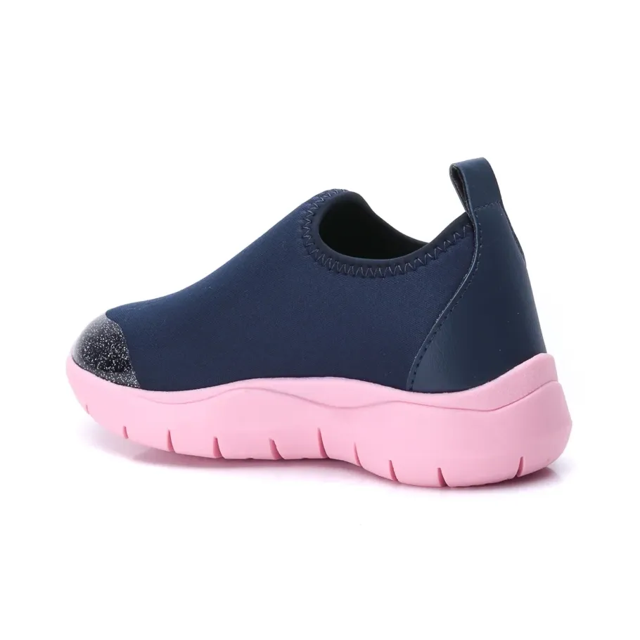 Tênis infantil slip on azul marinho com rosa, vista lateral mostrando solado e textura